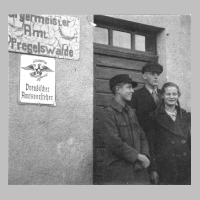 080-0032 Die Geschwister Heinz, Herbert und Hertha Doemke vor dem Buergermeisteramt.jpg